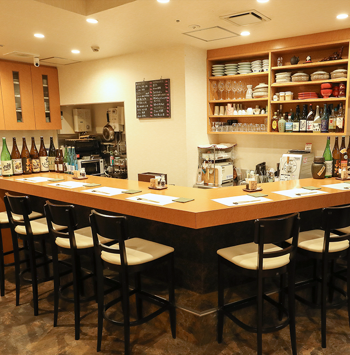 カウンター席の店内写真