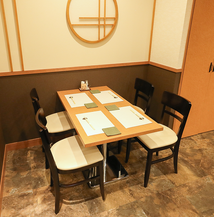 テーブル席の店内写真